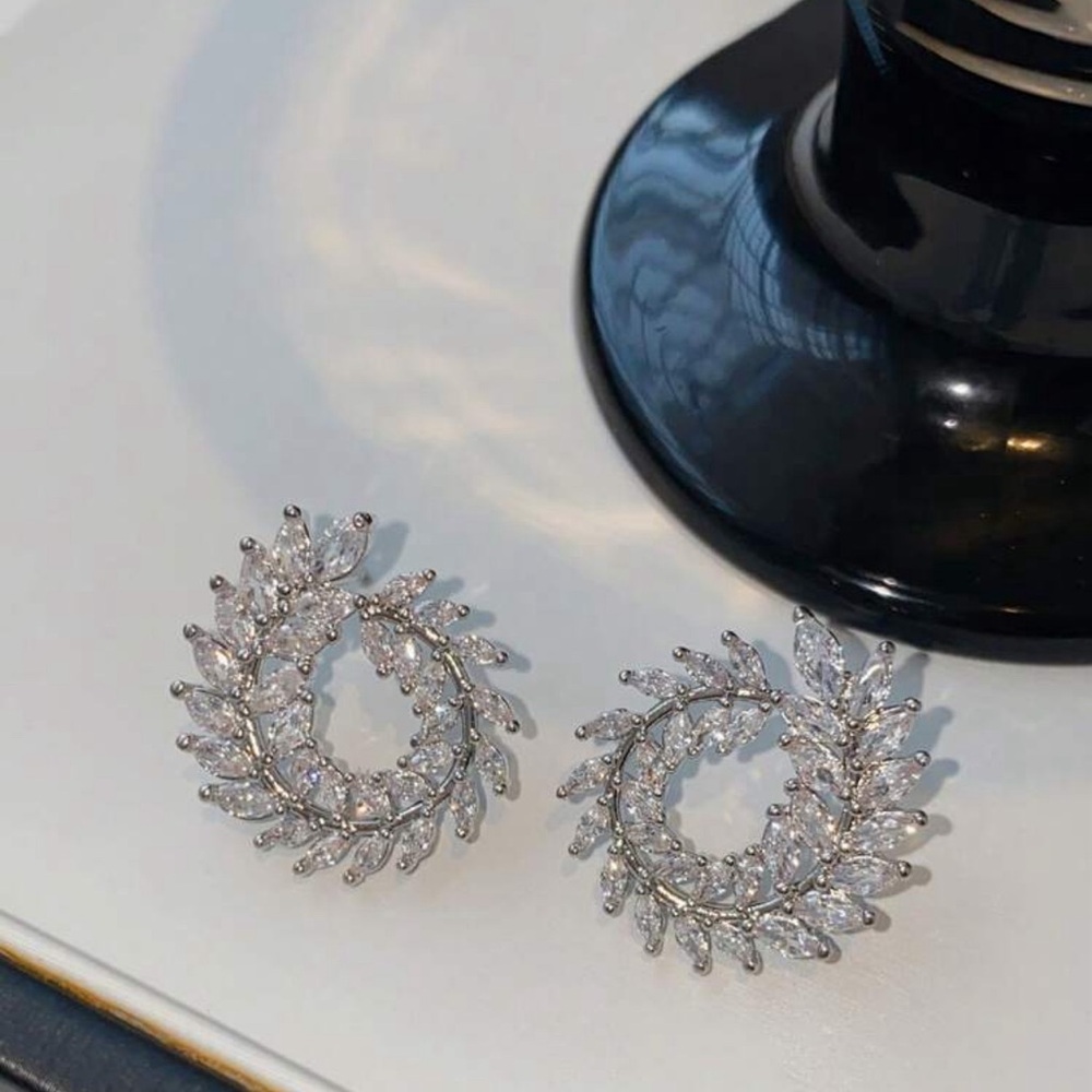 A Pair Of Versatile High-End Inlaid Synthetic Cubic Zirconia Round Earrings